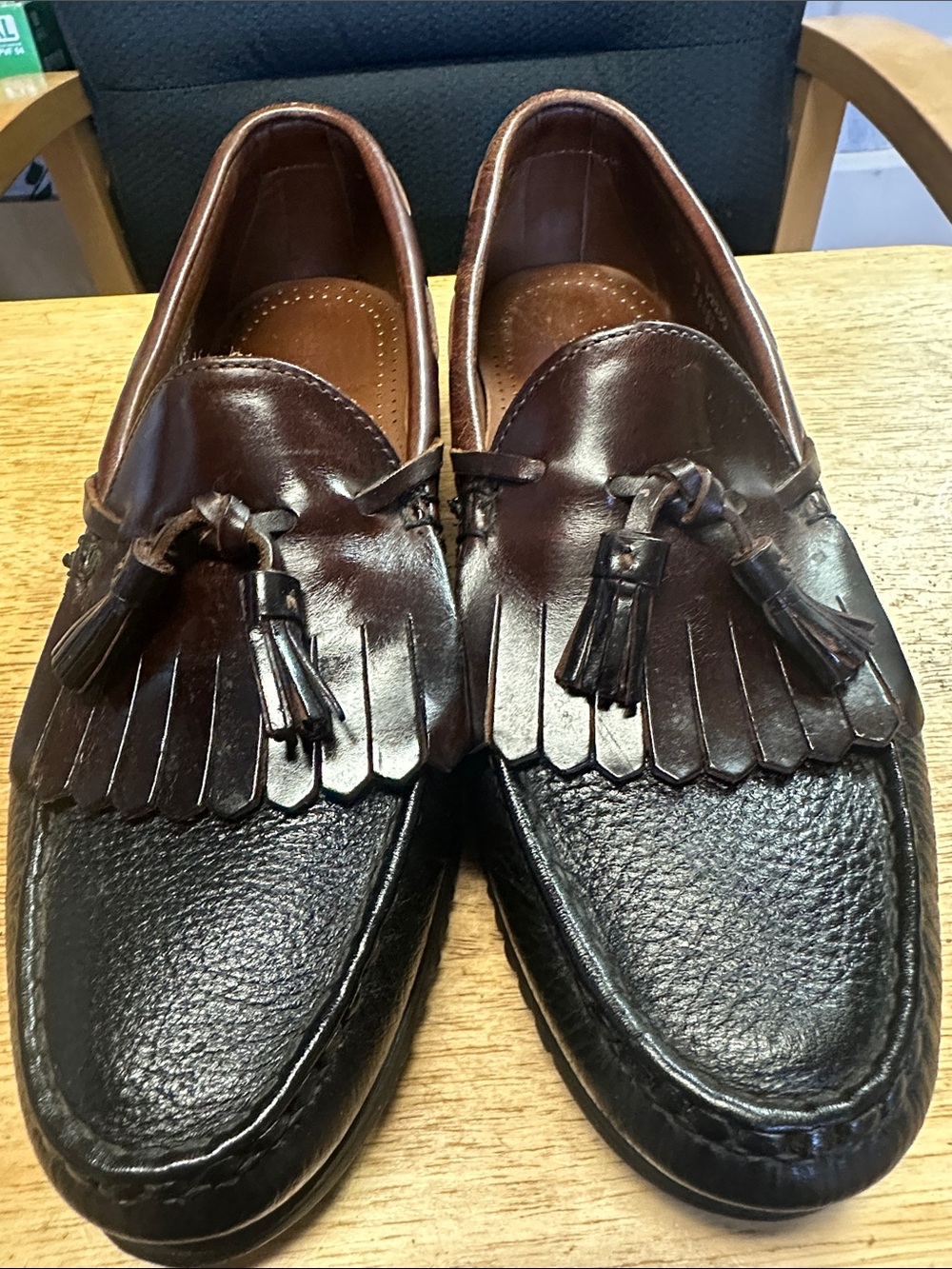 Allen Edmonds men’s size 10 loafers like new
Black/brown